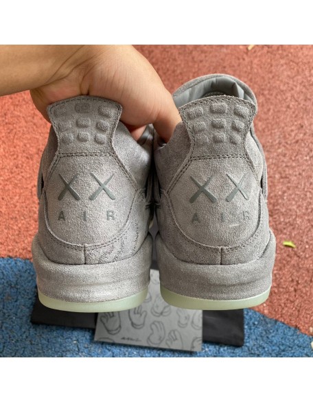 Air jordan 4 kaws